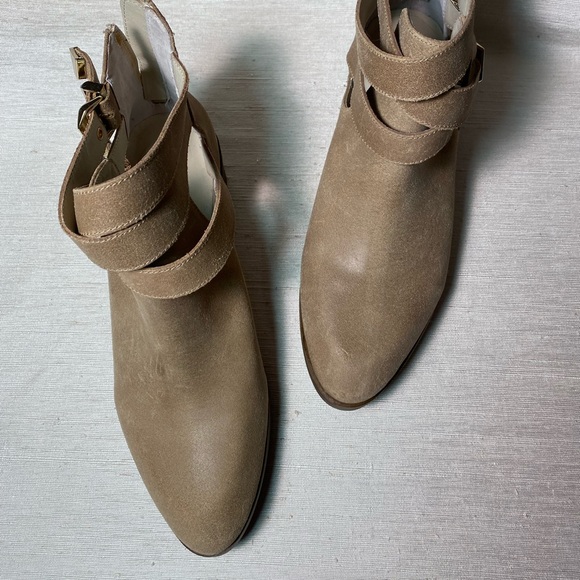 8.5 SEYCHELLES Bootie Scoundrel Taupe Tan NWOB - Picture 1 of 4